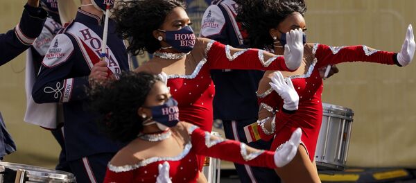 Оркестр Howard University Showtime выступает перед парадом в честь Дня инаугурации президента США Джо Байдена в Вашингтоне - Sputnik Грузия