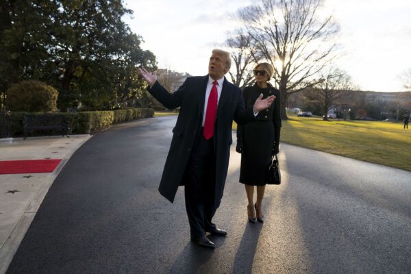 Дональд и Меланья Трамп покидают Белый дом - Sputnik Грузия