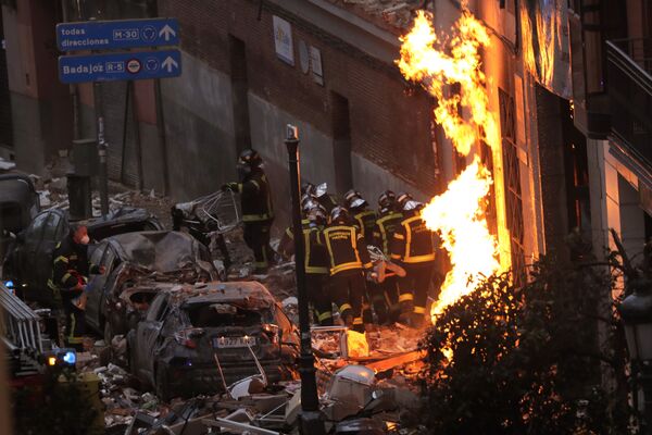 Пожарные на месте происшествия в центре Мадрида, где в одном из домов произошел взрыв - Sputnik Грузия