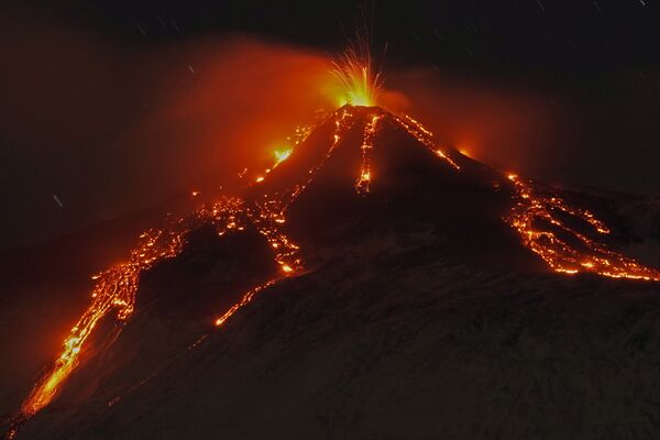 Извержение вулкана Этна в Италии - Sputnik Грузия