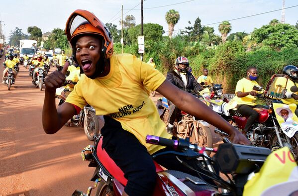 Сторонники партии Движение национального сопротивления Уганды празднуют победу президента Йовери Мусевени на завершившихся всеобщих выборах в Кампале - Sputnik Грузия