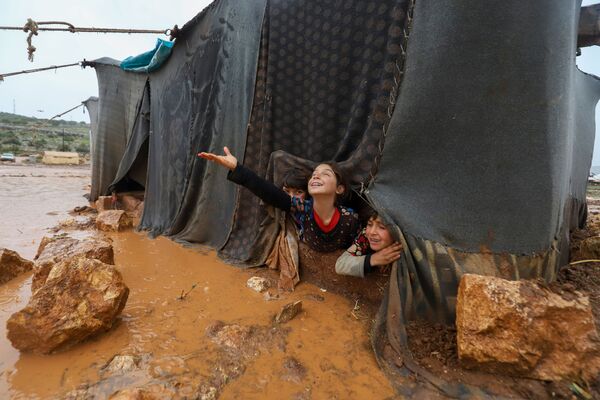 Дети в лагере для перемещенных лиц Умм-Джурн в сирийской провинции Идлиб - Sputnik Грузия
