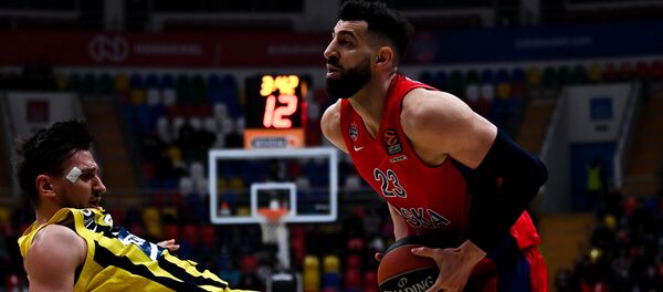 Игрок БК Фенербахче Эдгарас Улановас (слева) и игрок ПБК ЦСКА Торнике Шенгелия - Sputnik Грузия