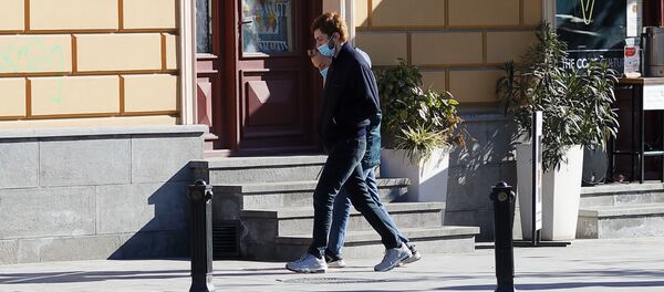Эпидемия коронавируса - люди в масках солнечным днем идут по улице - Sputnik Грузия