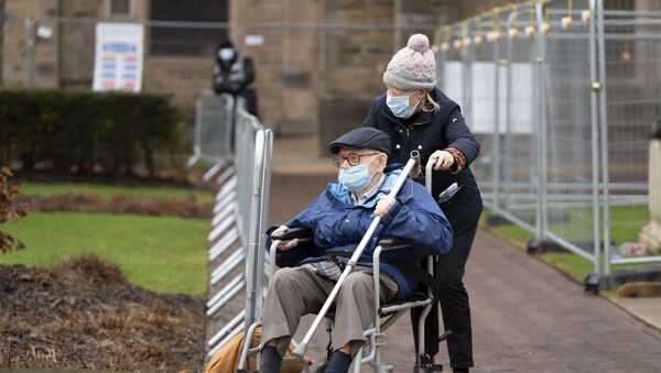 Пандемия коронавируса COVID - Лондон . Великобритания, пожилые люди в масках - Sputnik Грузия