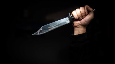 Человек с ножом в руке