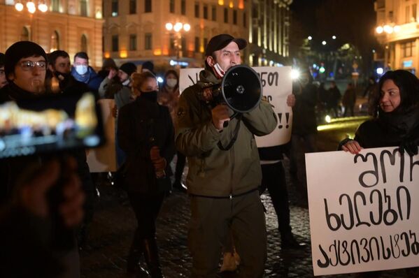Однако часть активистов решила продолжить протест вечером, уже после наступления комендантского часа - Sputnik Грузия