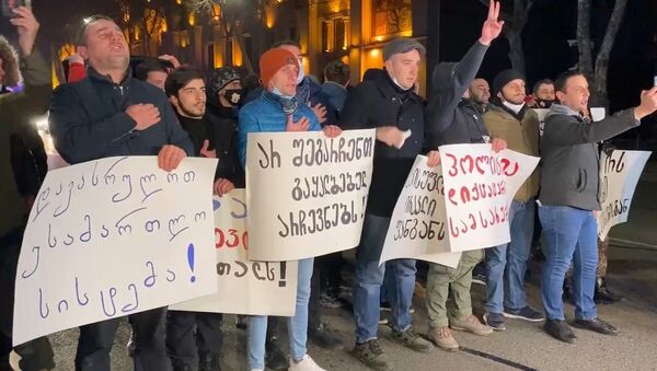 Активисты оппозиции провели акцию во время комендантского часа в Тбилиси - Sputnik Грузия