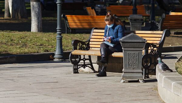 Эпидемия коронавируса - девушка в маске в парке на скамейке - Sputnik Грузия