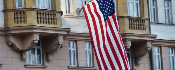 Флаг США на здании посольства в Москве - Sputnik Грузия