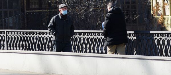 Эпидемия коронавируса - пожилые люди на улице в масках - Sputnik Грузия