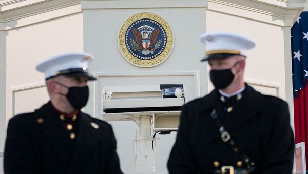Морские пехотинцы у Западного фронта Капитолия  перед началом церемонии инаугурации избранного президента Джо Байдена в Вашингтоне, США - Sputnik Грузия