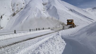 Процесс очистки от снега участка Коби-Гудаури  автомобильной дороги Мцхета-Степанцминда-Ларс