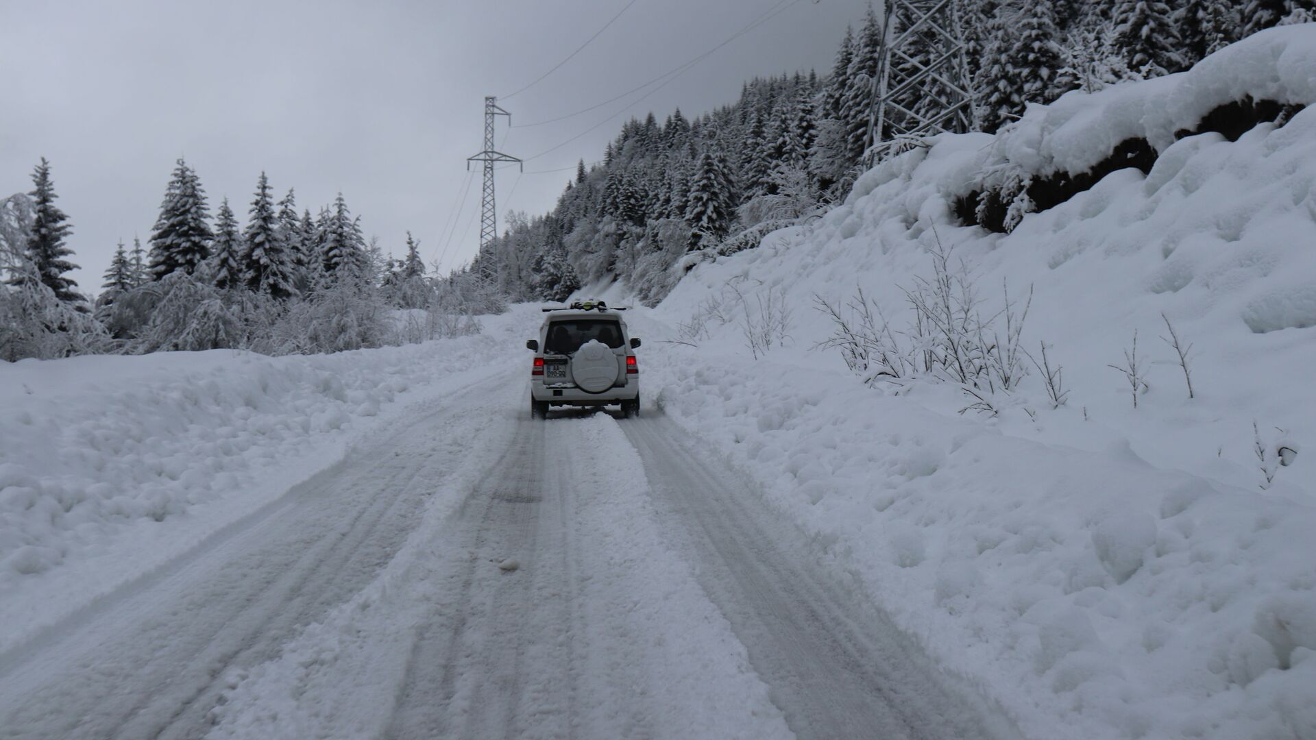 Горная дорога в снегу - машина едет среди снежных сугробов - Sputnik Грузия, 1920, 11.03.2022
