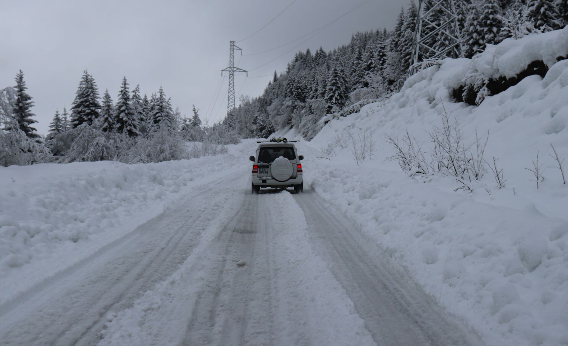 Горная дорога в снегу - машина едет среди снежных сугробов - Sputnik Грузия, 1920, 22.01.2022