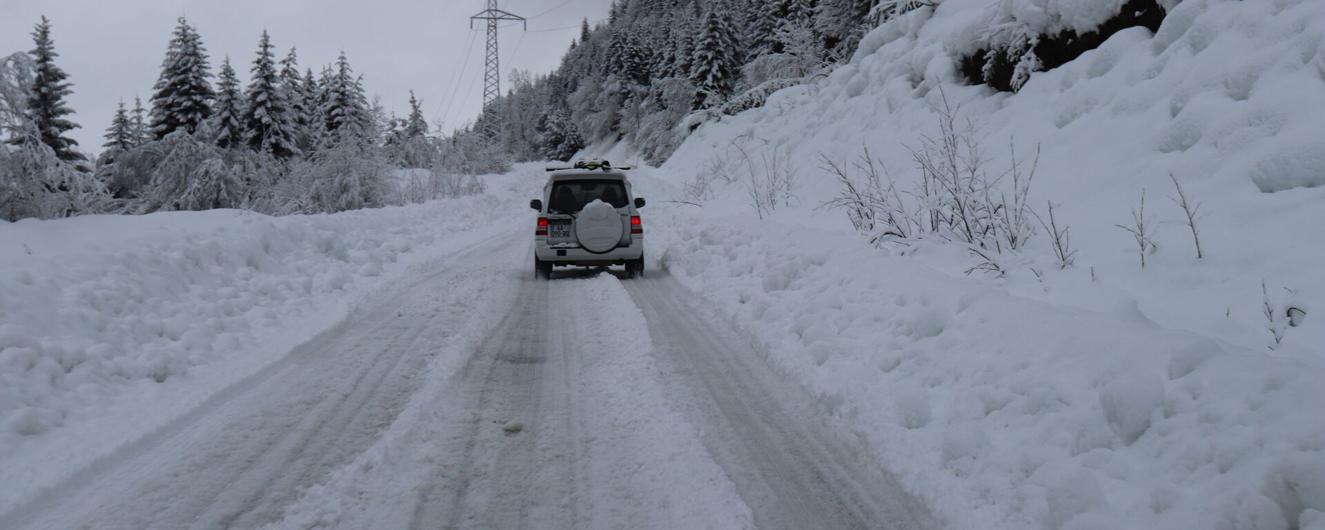 Горная дорога в снегу - машина едет среди снежных сугробов - Sputnik Грузия, 1920, 25.01.2021