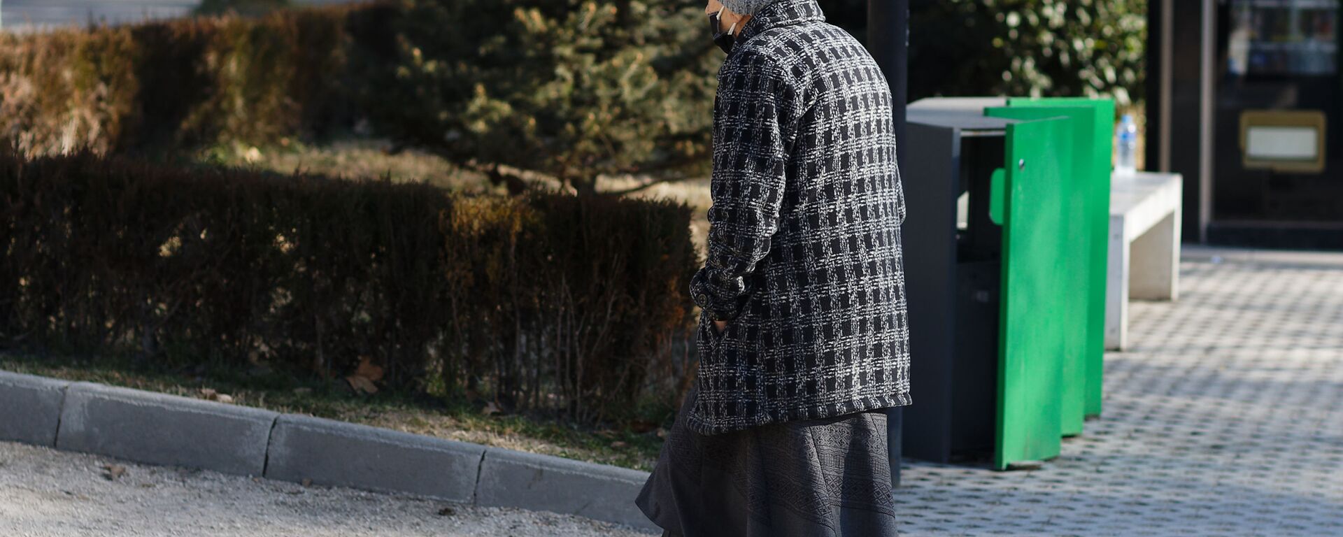 ასაკოვანი ქალი ქუჩაში - Sputnik საქართველო, 1920, 05.02.2021