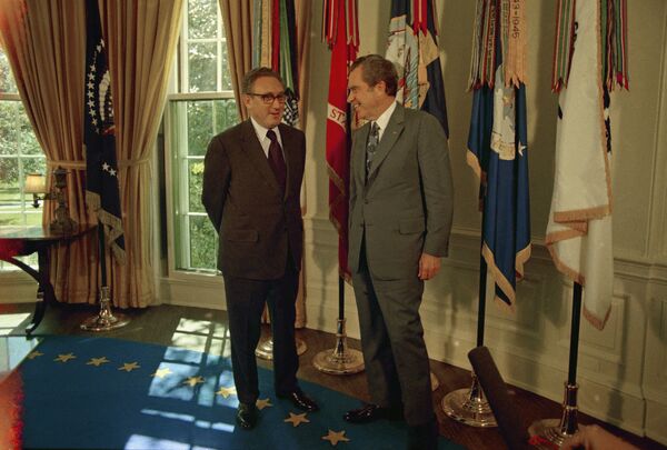 37-й президент Ричард Никсон снова сменил обстановку: в кабинете появился темно-синий ковер и золотистые шторы. Никсон использовал для работы кабинет в исполнительном здании. А в Овальном кабинете, например, играл в гольф с комиком Бобом Хоупом. На фото: госсекретарь США Генри Киссинджер и президент США Ричард Никсон в Овальном кабинете в Белом доме

 - Sputnik Грузия
