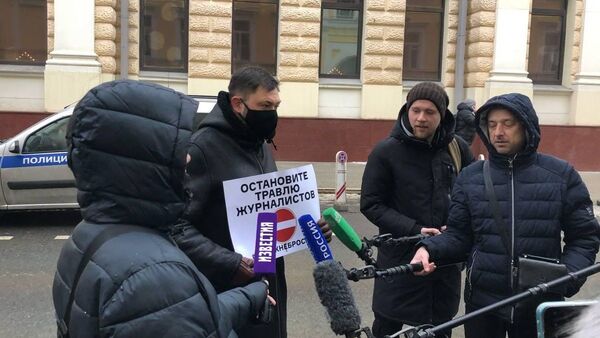 Кирилл Вышинский на акции у Посольства Латвии в Москве - Sputnik Грузия