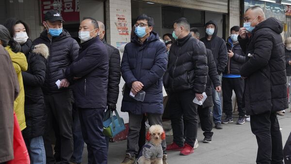 Пандемия коронавируса COVID 19 - люди в масках в Ухане, Китай - Sputnik Грузия
