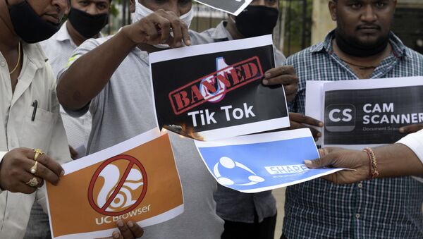 Жители Индии держат в руках плакаты в поддержку индийского правительства на запрет приложения Tik Tok - Sputnik Грузия