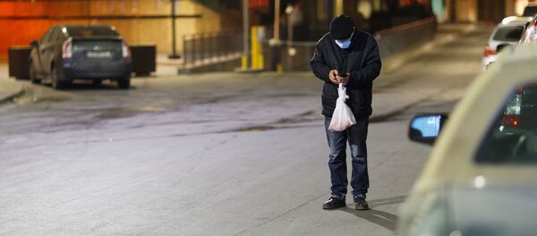 Эпидемия коронавируса COVID - житель столицы Грузии на улице в маске - Sputnik Грузия