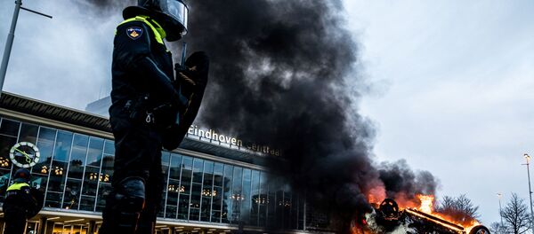 Горящий автомобиль после протестов против COVID-мер в Нидерландах - Sputnik Грузия