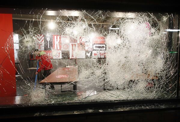 Некоторые протестующие разбивали витрины и грабили магазины, разрушали автобусные остановки - Sputnik Грузия