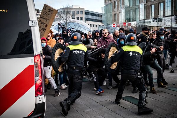 Протесты сопровождались нападением на полицейских с использованием камней и пиротехники - Sputnik Грузия
