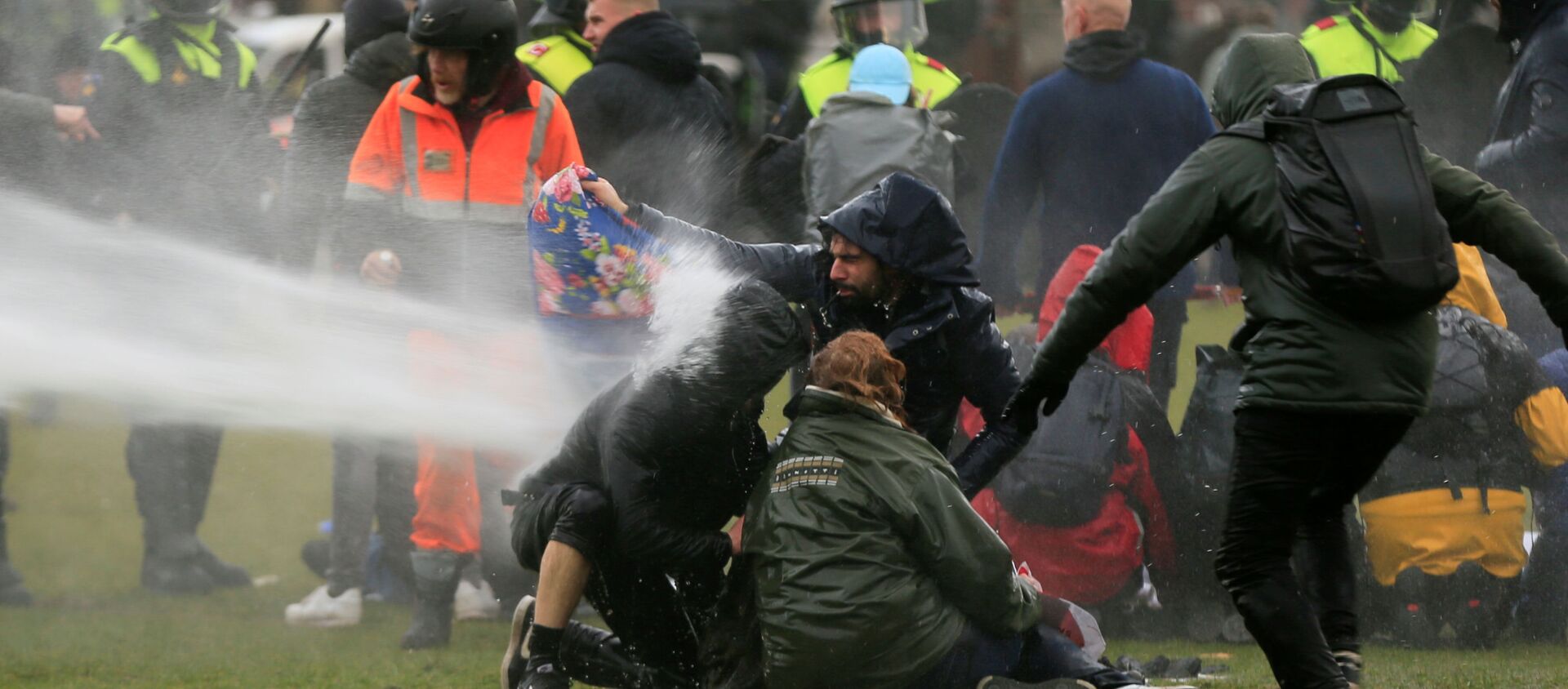 Полиция использует водомет для разгона толпы во время акции протеста против ограничений, введенных для сдерживания коронавируса (24 января 2021). Амстердам - Sputnik Грузия, 1920, 28.01.2021