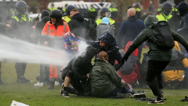 Полиция использует водомет для разгона толпы во время акции протеста против ограничений, введенных для сдерживания коронавируса (24 января 2021). Амстердам - Sputnik Грузия