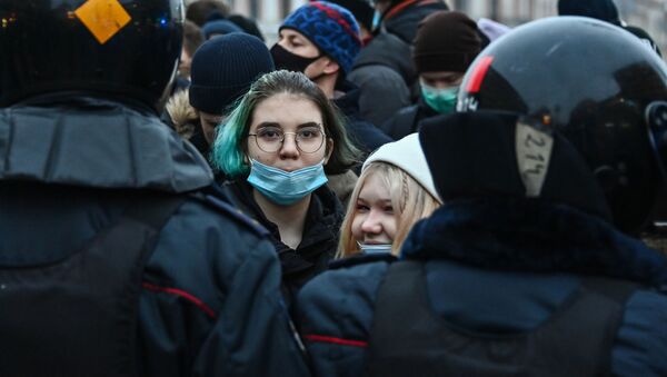 Участники несанкционированной акции сторонников Алексея Навального на Пушкинской площади в Москве - Sputnik Грузия