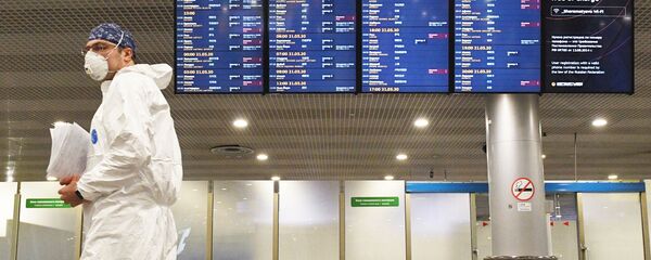 Сотрудник Роспотребнадзора в аэропорту Шереметьево - Sputnik Грузия