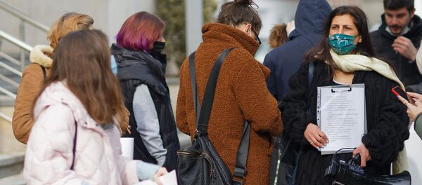 Эпидемия коронавируса COVID - прохожие на улице - Sputnik Грузия