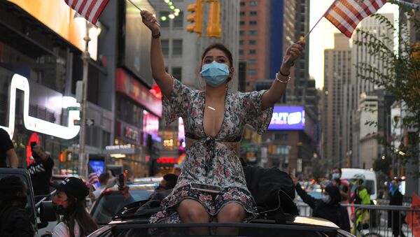 Девушка на одной из улиц в Нью-Йорке после новостей о победе на выборах президента США кандидата от Демократической партии Джозефа Байдена - Sputnik Грузия