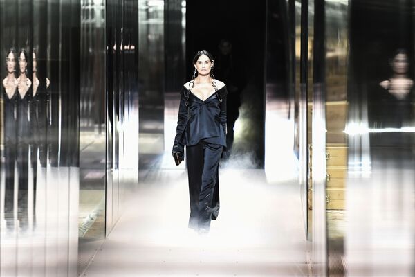 Актриса Деми Мур открыла показ Fendi на Неделе высокой моды в Париже - Sputnik Грузия