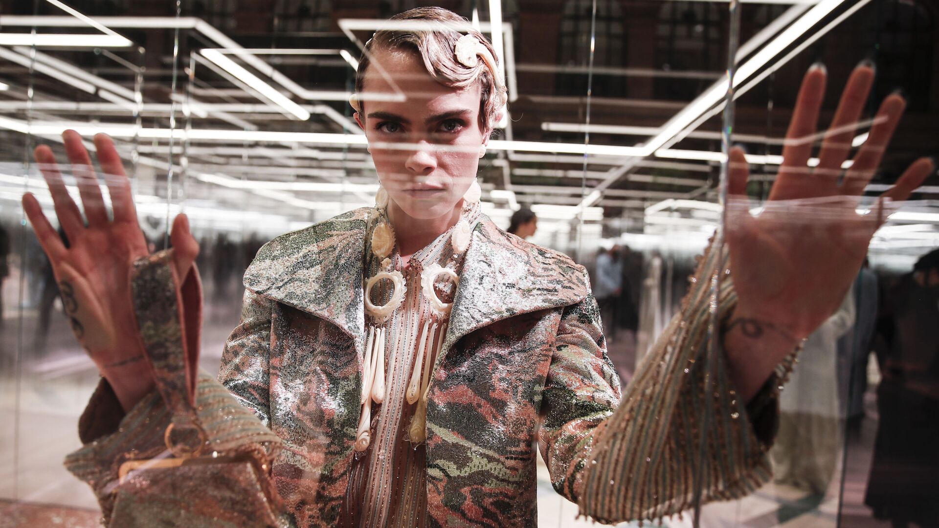 Модель Кара Делевинь на модном показе Fendi сезона весна-лето 2021 в рамках Недели моды в Париже, Франция - Sputnik Грузия, 1920, 06.02.2022