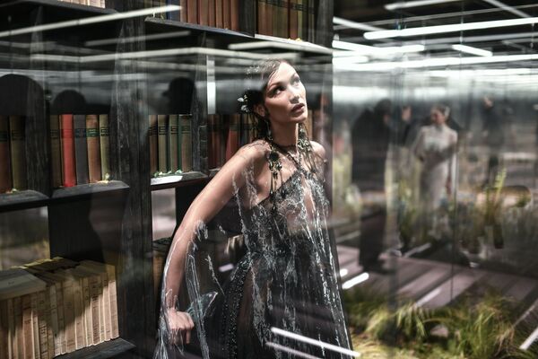Белла Хадид на модном показе Fendi сезона весна-лето 2021 в рамках Недели моды в Париже, Франция - Sputnik Грузия