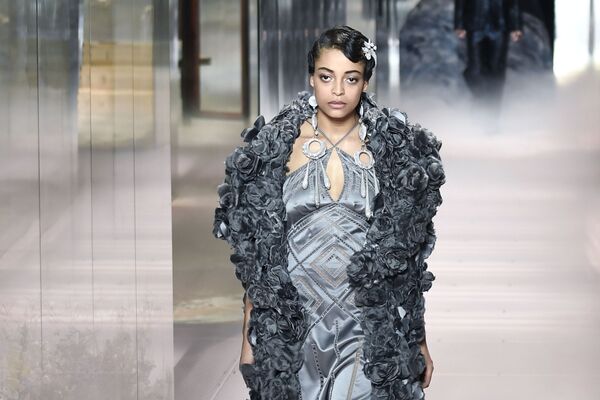 Модель на модном показе Fendi сезона весна-лето 2021 в рамках Недели моды в Париже - Sputnik Грузия