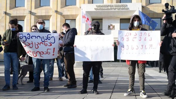Всеобщая акция протеста против ковид-ограничений у здания правительства Грузии 30 января 2021 года - Sputnik Грузия