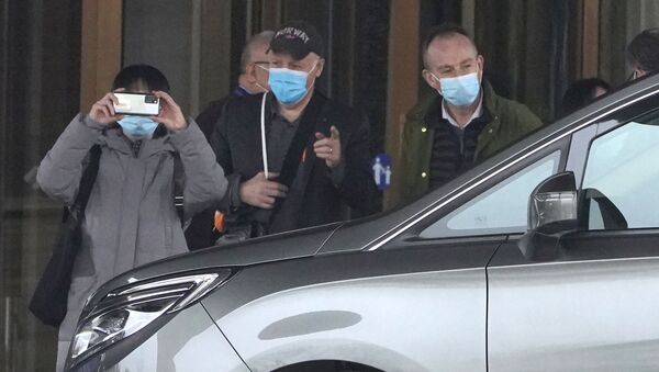 Пандемия коронавируса COVID 19 - люди в масках в Ухане Китай - Sputnik Грузия