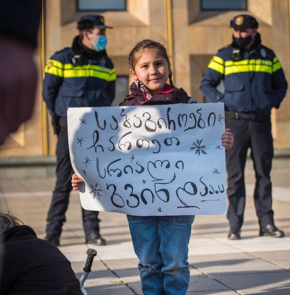 На акцию вывели даже детей, требуя открытия детсадов. Правда тут девочка держит в руках плакат, призывающий к открытию горнолыжных курортов - Sputnik Грузия