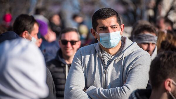 Акция протеста против ковид-ограничений 30 января 2021 года. Протестующие в масках - Sputnik Грузия