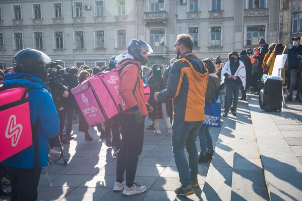 Митингующих также поддержали некоторые сотрудники службы доставки, хотя во время ограничений именно доставка продуктов и покупок прямо к дому клиента стала одним из самых популярных сервисов в Тбилиси и других городах Грузии - Sputnik Грузия