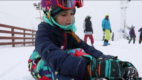 Как семилетняя сноубордистка покоряет горнолыжные трассы - видео - Sputnik Грузия