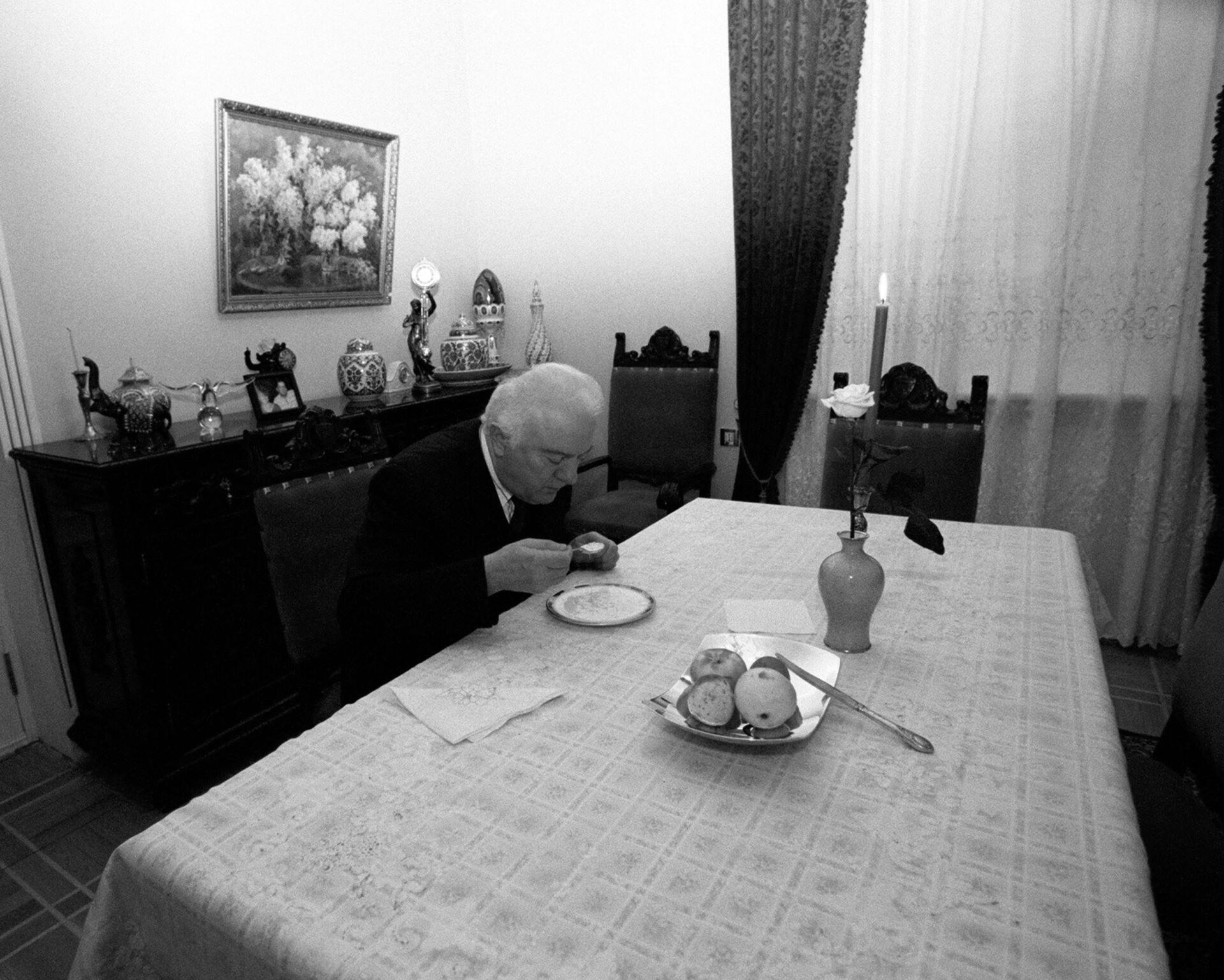Эдуард Шеварднадзе завтракает в своей резиденции - Sputnik Грузия, 1920, 25.01.2024