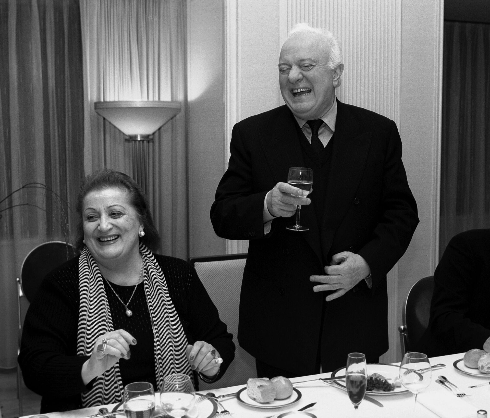 Эдуард Шеварднадзе с супругой - Нанули Шеварднадзе, на праздновании ее дня рождения - Sputnik Грузия, 1920, 25.01.2024