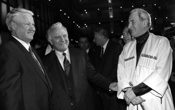 Эдуард Шеварднадзе, Джаба Иоселиани и Борис Ельцин, во время его визита в Грузию - Sputnik Грузия