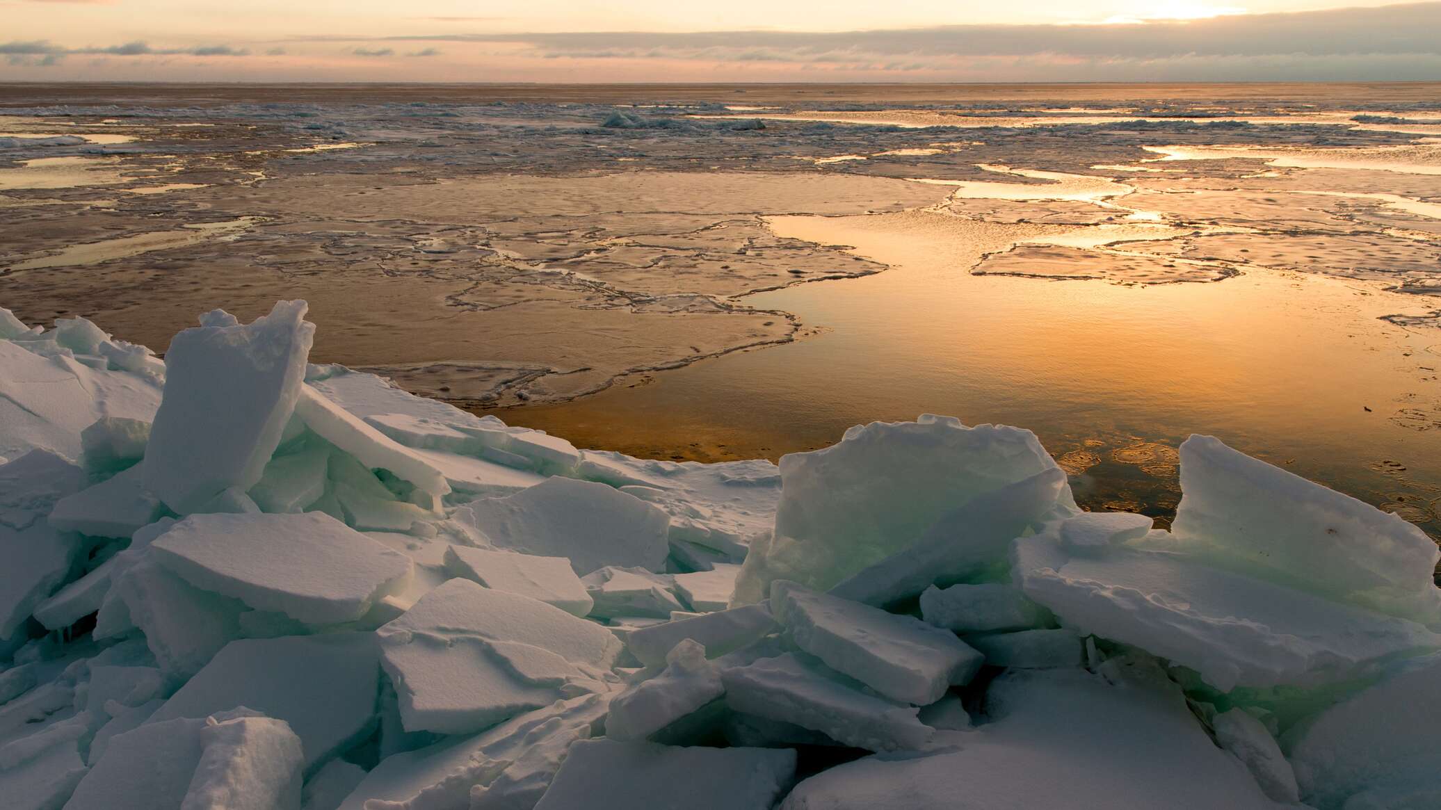 Льдины на берегу Охотского моря