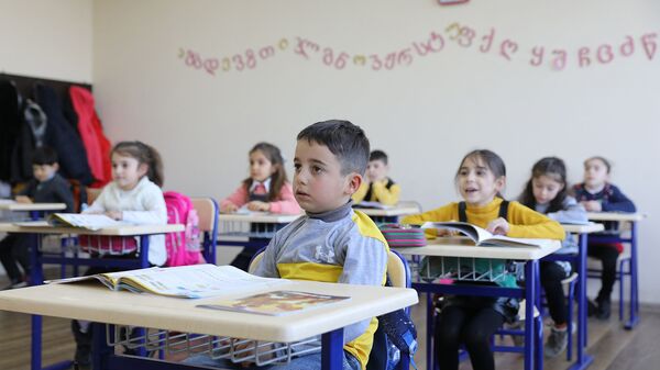 Дети в школе на возобновлении занятий с 1 февраля  - Sputnik Грузия